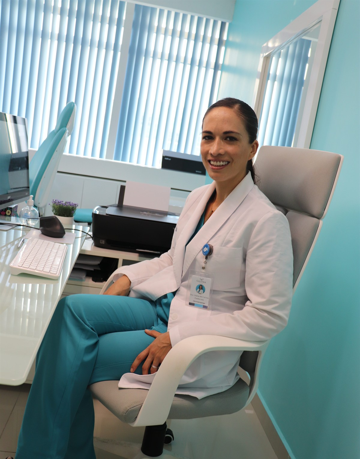 Dra. Lili Padilla en bata blanca