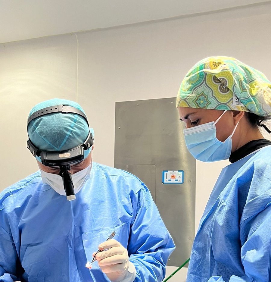 Dra. Lili Padilla y Dr. Jorge Barbachano en cirugía de vía aérea, Hospital Galenia
