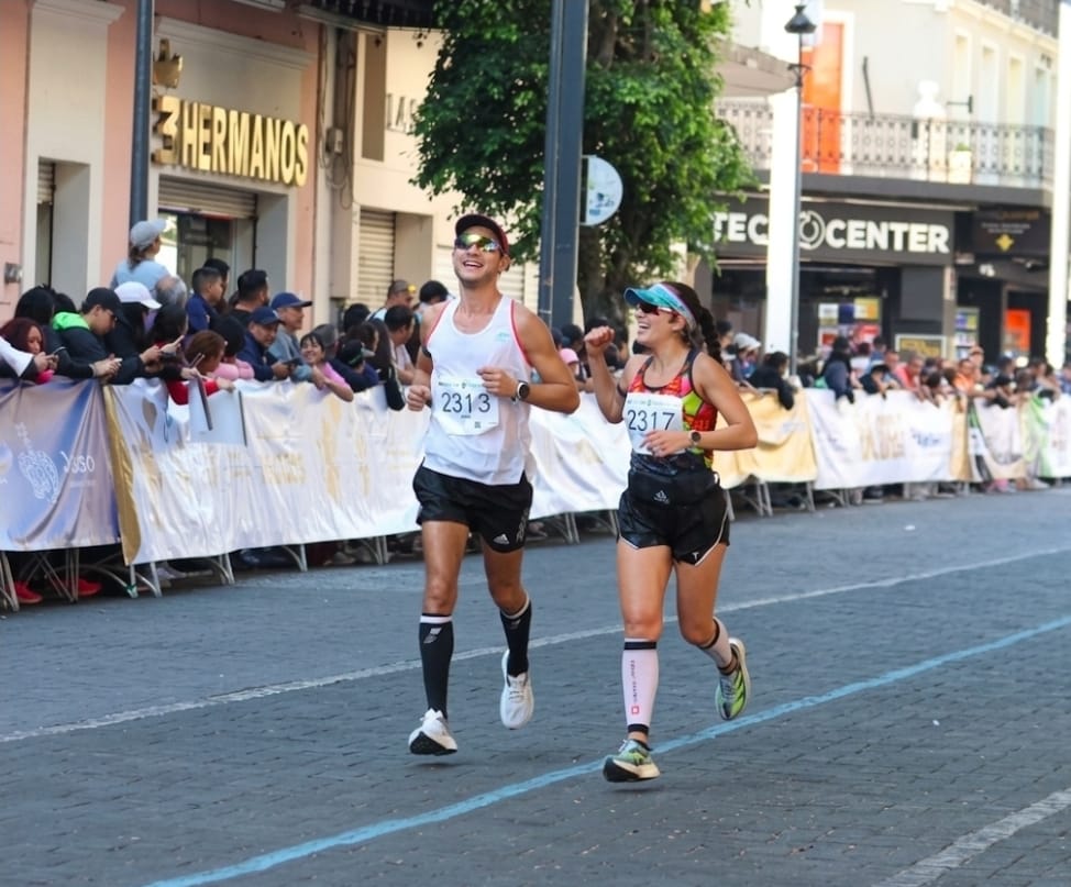 La Dra. Lili Padilla y el Dr. Jorge Barbachano corriendo juntos en una carrera