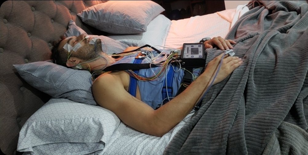 Paciente durmiendo durante una polisomnografía